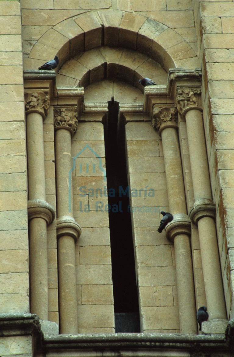 Ventana en la cara norte de la torre