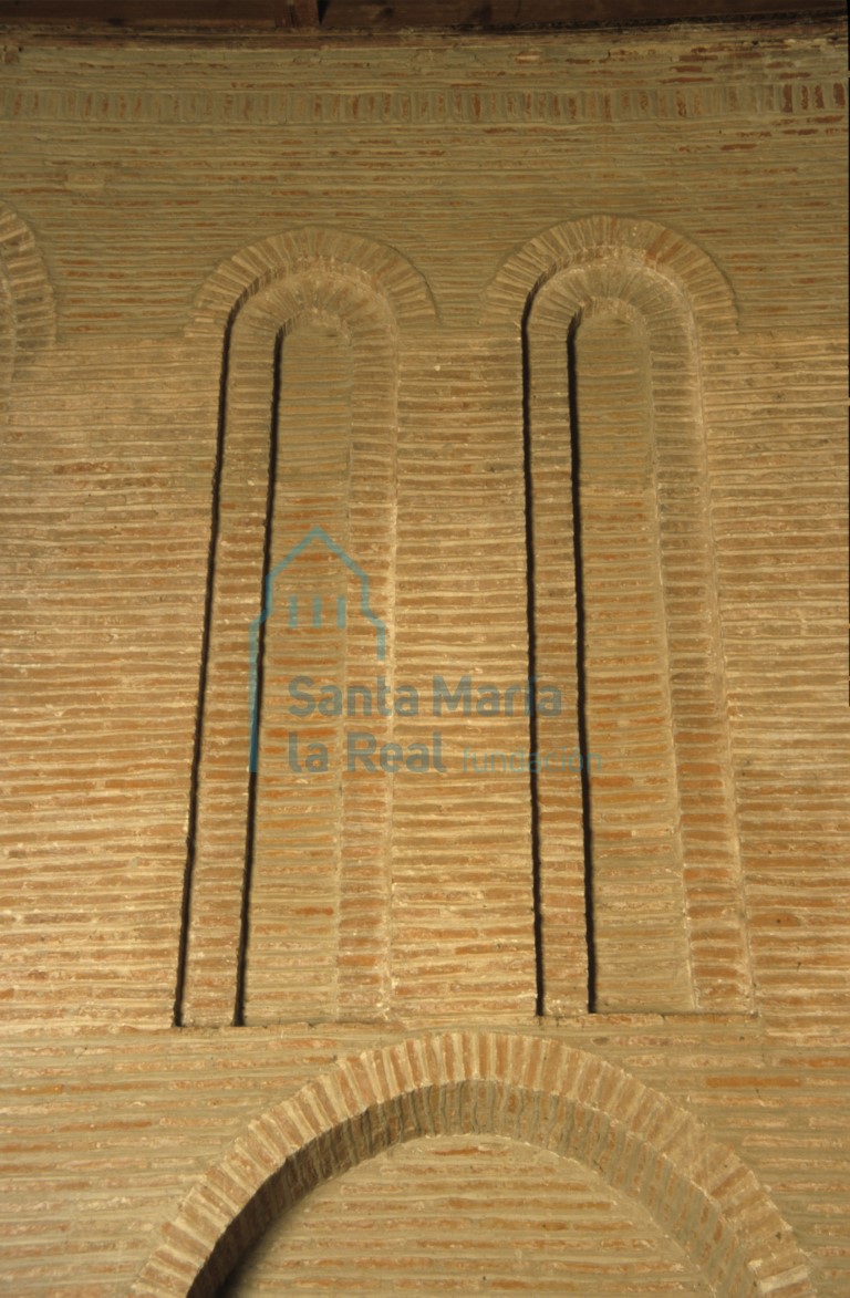 Decoración de arcos ciegos en el interior