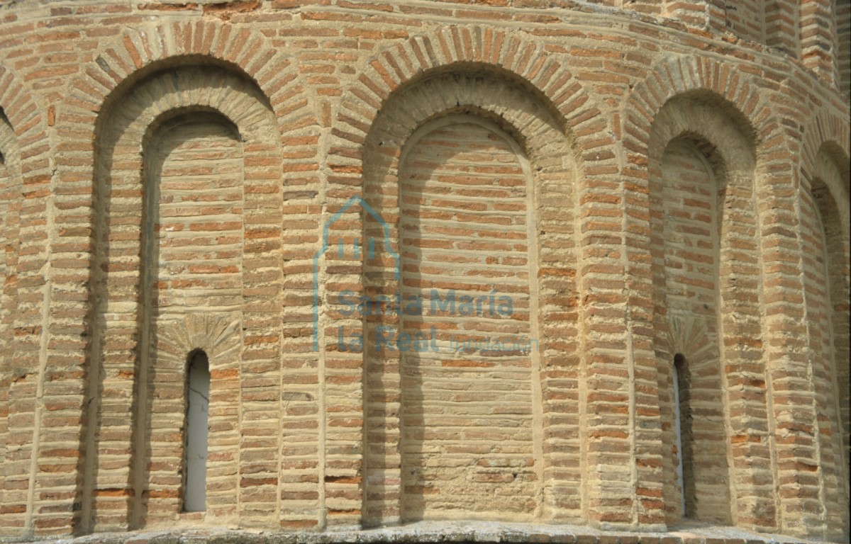 Detalle de los arcos decorativos del exterior de la cabecera