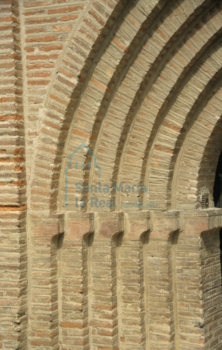 Detalle del arranque de los arcos en la portada meridional