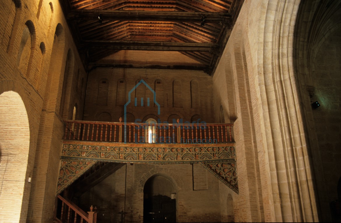 Interior de la igleisa hacia los pies