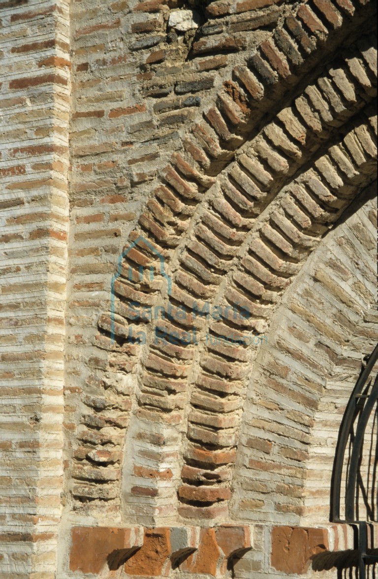 Detalle del arco de la portada meridional