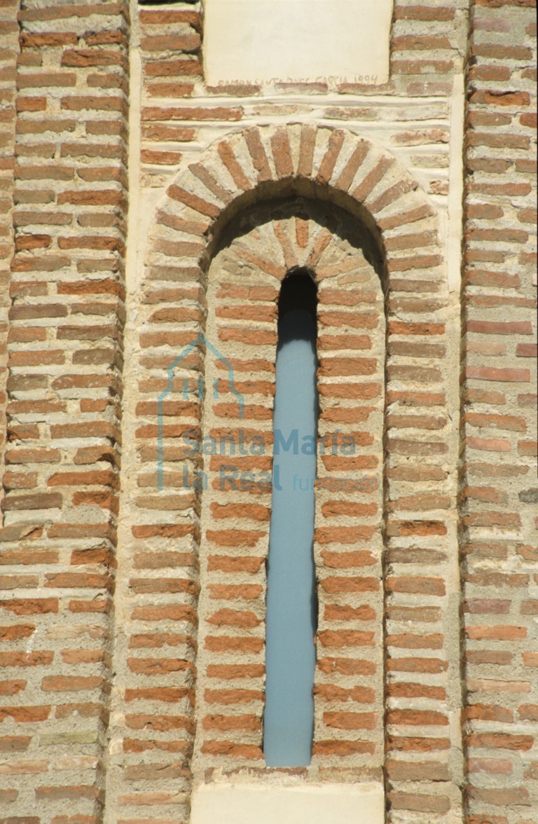 Detalle de una aspillera de la cabecera