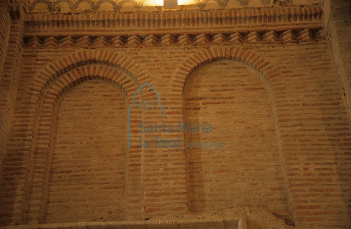 Arcos doblados en el muro sur del presbiterio