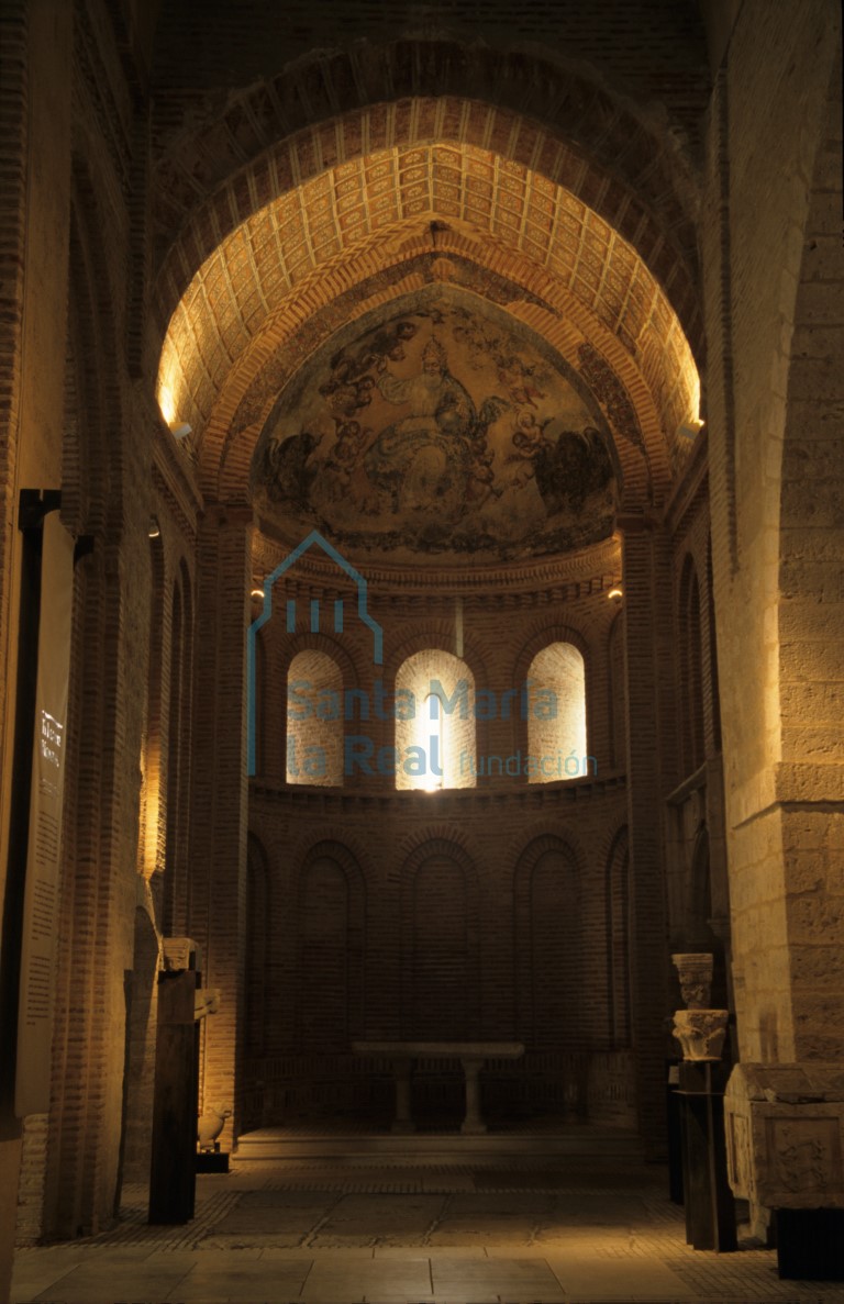 Vista del interior del templo hacia la cabecera