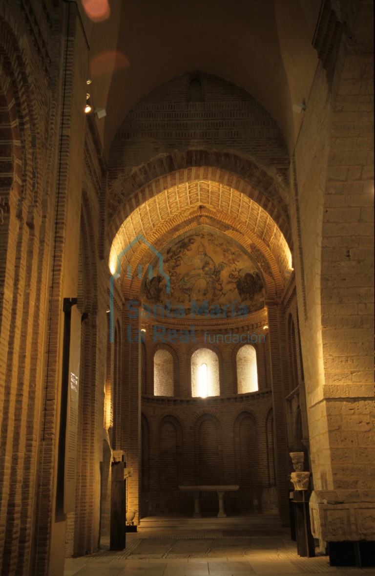 Interior del templo hacia la cabecera