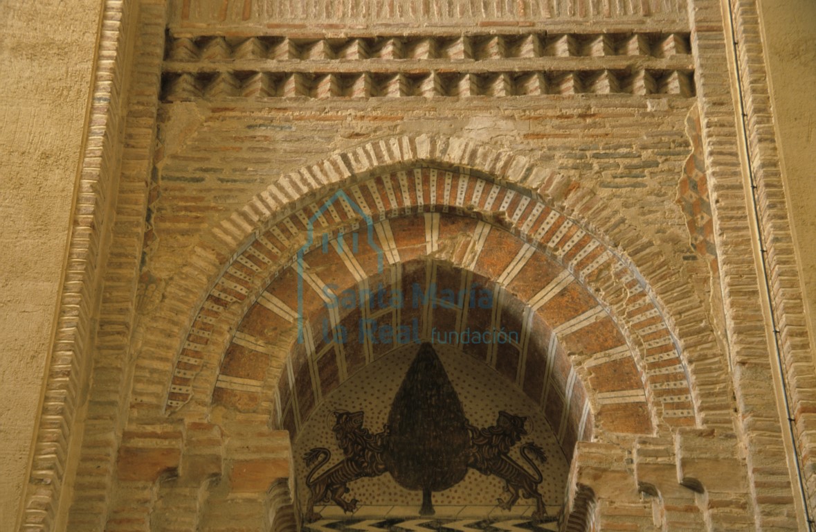 Arco decorativo en el muro de la nave central