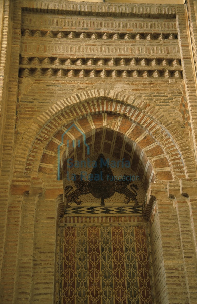 Arco decorativo en el muro de la nave central