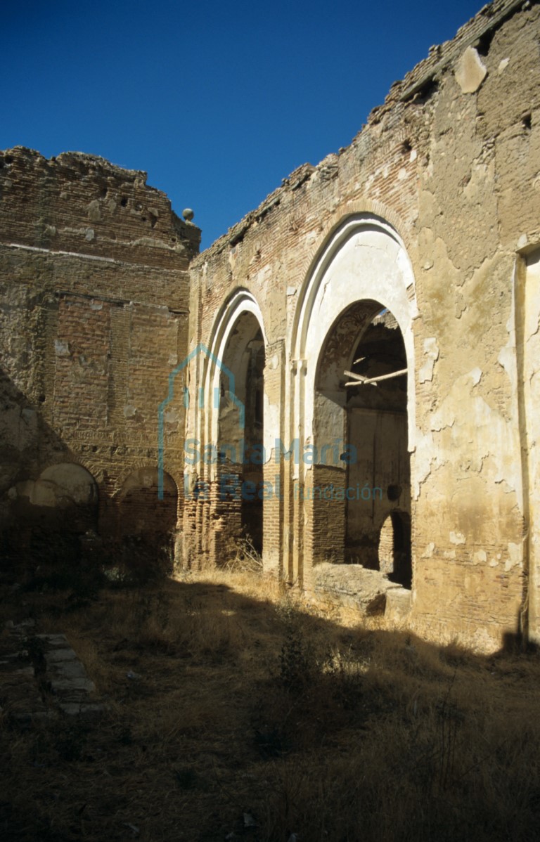 Vista de los restos del muro septentrional en el interior del monasterio