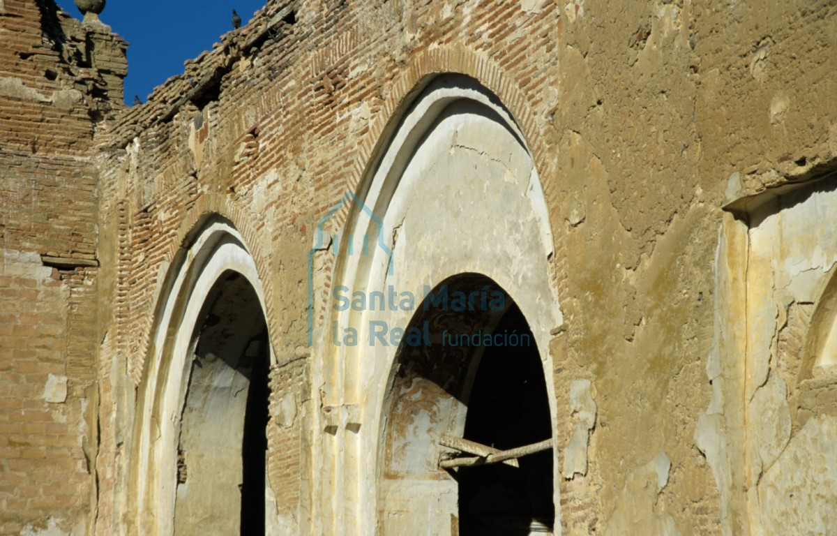 Detalle del muro septentrional en el interior del monasterio