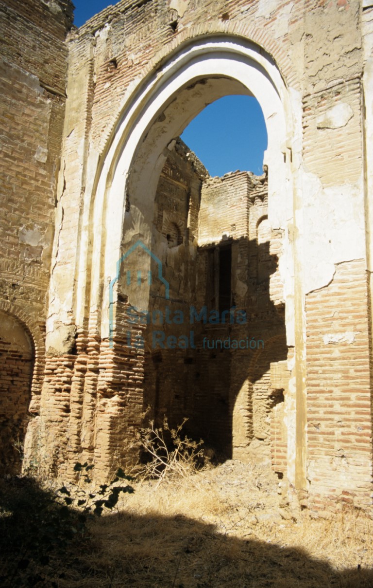 Detalle del muro septentrional en el interior del monasterio