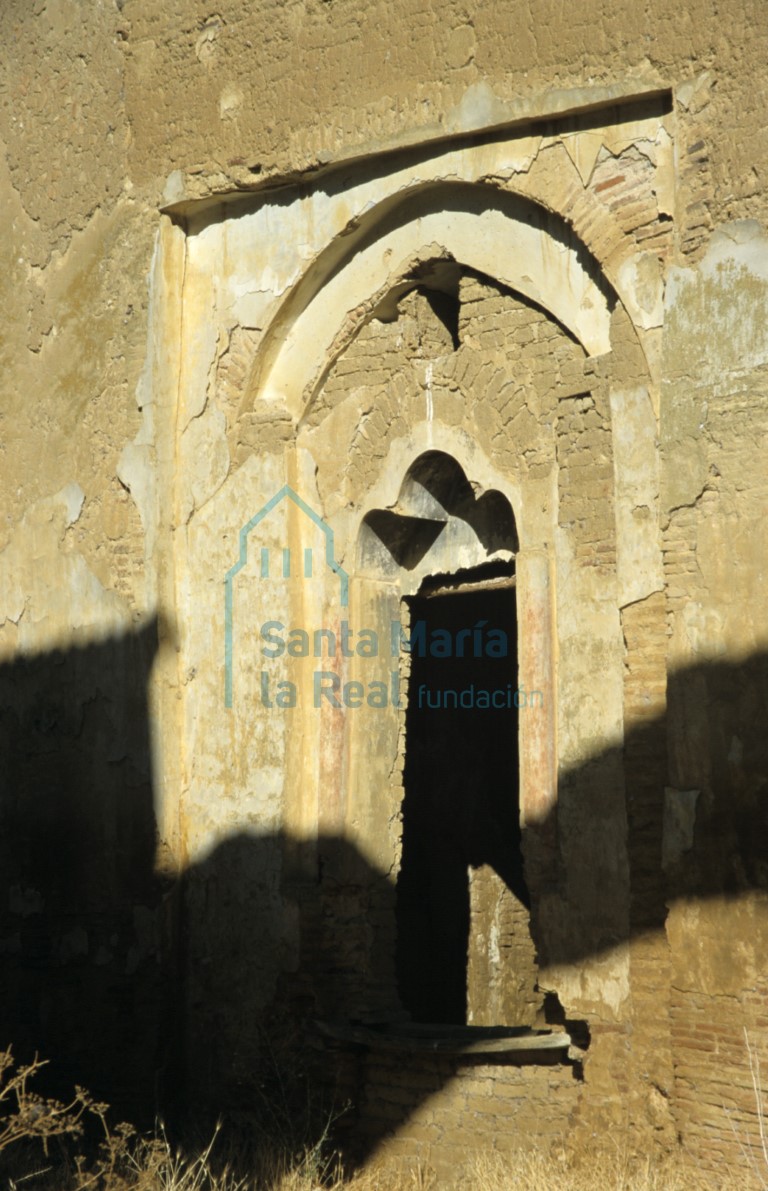 Detalle del muro septentrional en el interior del monasterio