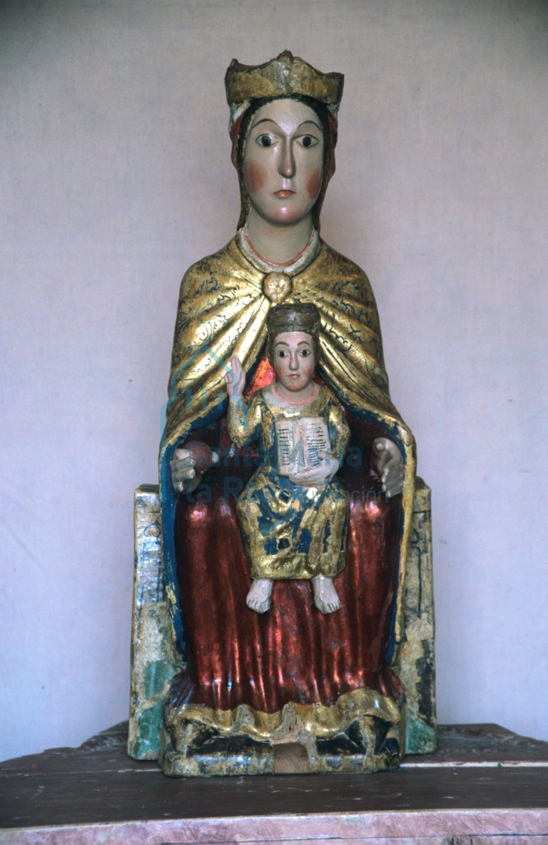 Vista frontal de la Virgen con el Niño Vista frontal de la Virgen con el Niño