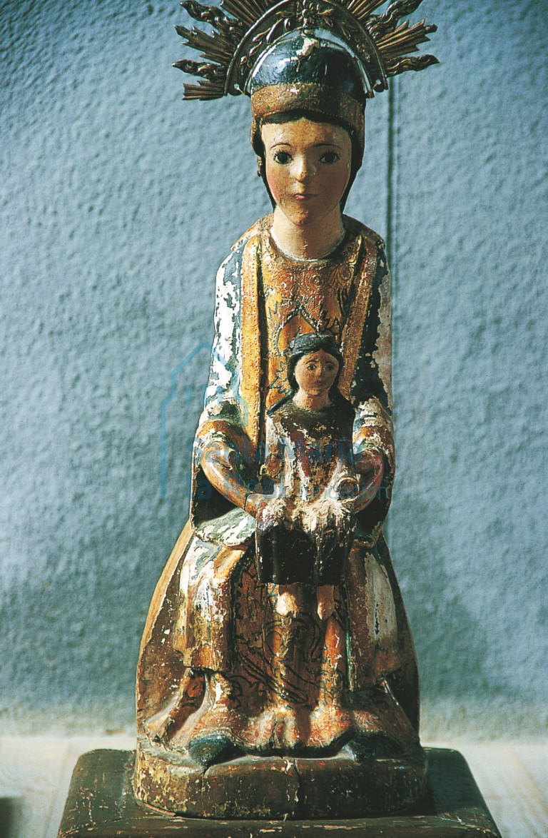 Vista frontal de la imagen de La Virgen y Santa Ana