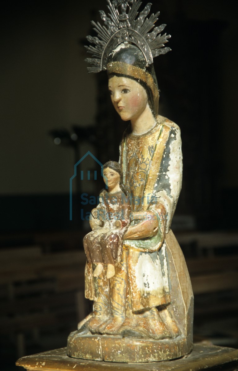 Vista lateral de la imagen de La Virgen y Santa Ana