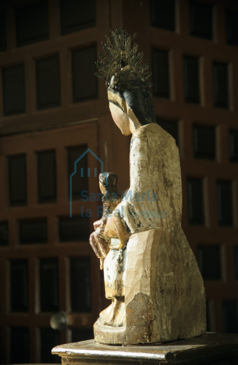 Vista dorsal de la imagen de La Virgen y Santa Ana