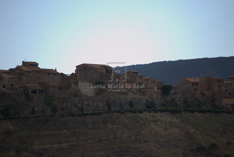 Vista general de Añón de Moncayo con restos del cubo de la muralla