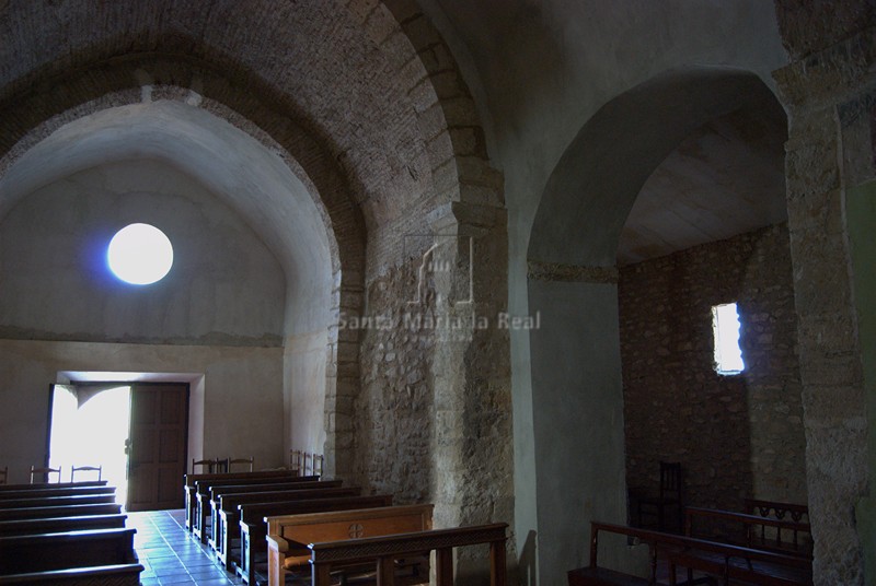 Vista del interor de la ermita de la Virgen de Cabañas desde el presbiterio