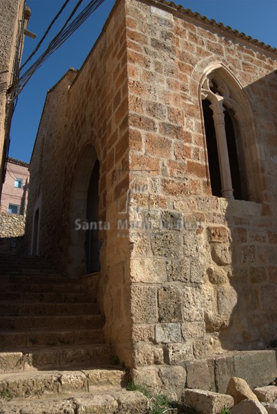 Detalle de la entrada lateral al pórtico