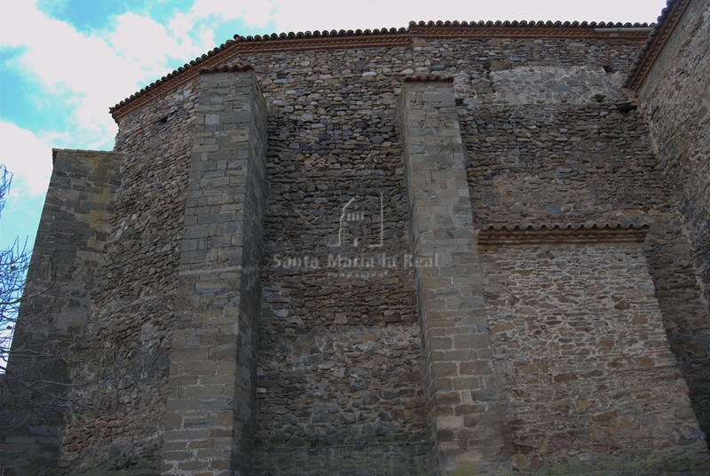 Detalle del ábside y muro norte