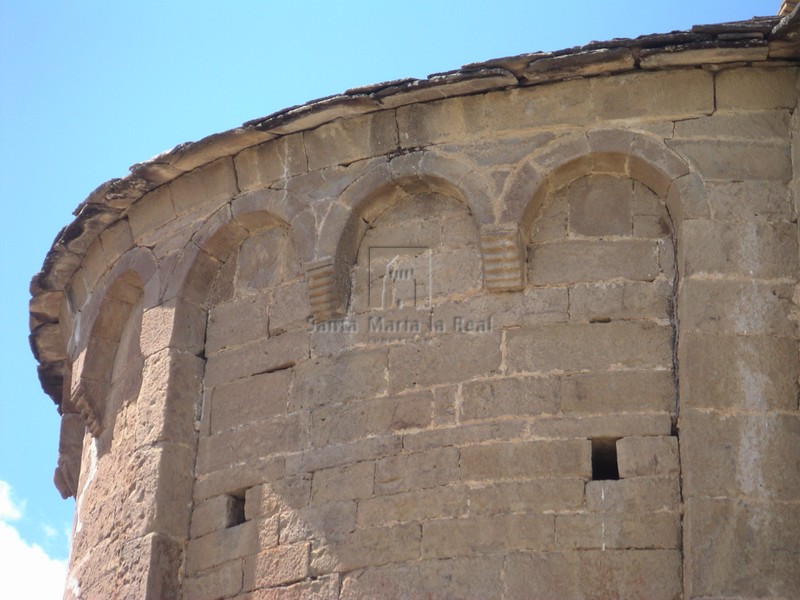 Detalle de la decoración del ábside desde el lado norte