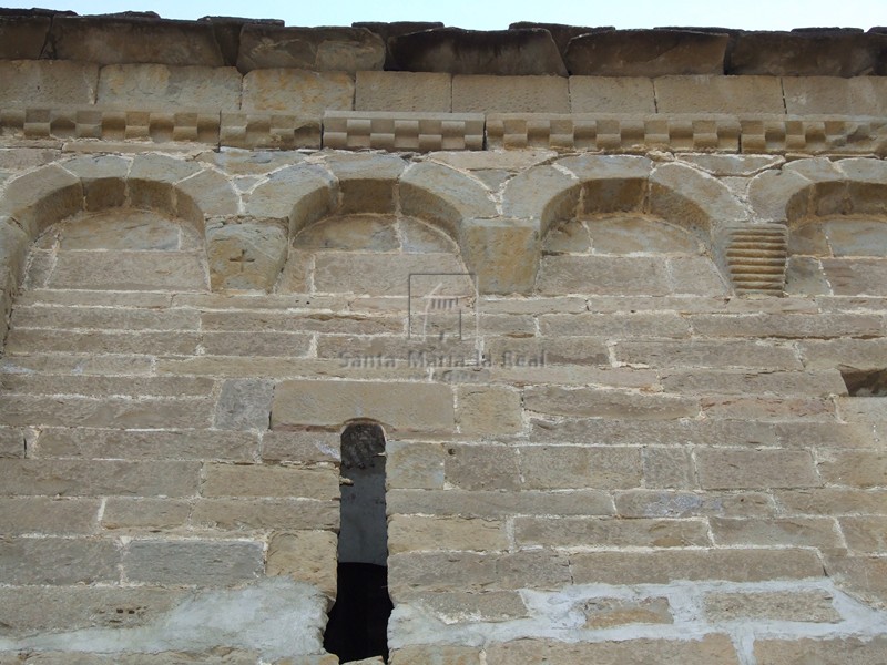 Detalle de la decoración del muro sur