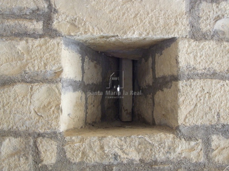 Ventana desde el interior en el muro de la epístola