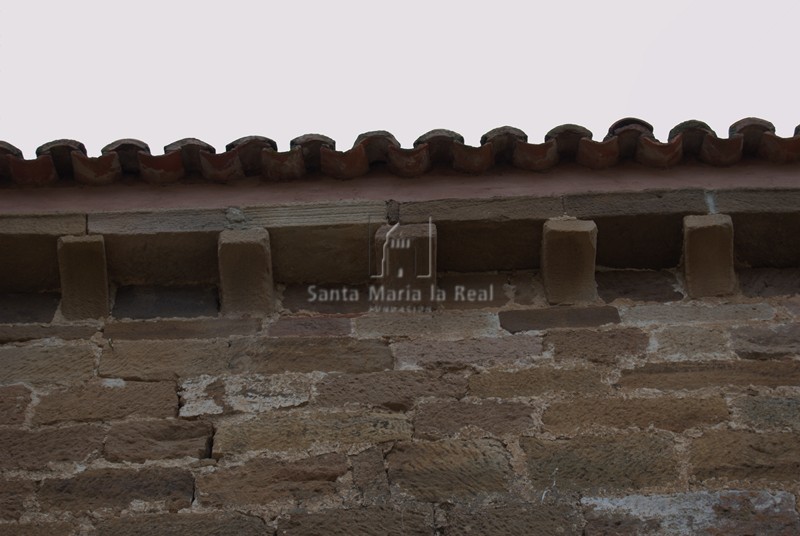 Detalle de la cornisa del muro norte