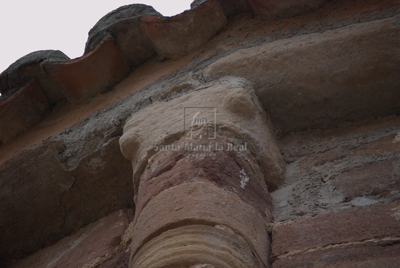 Detalle de una de las columnas del ábside