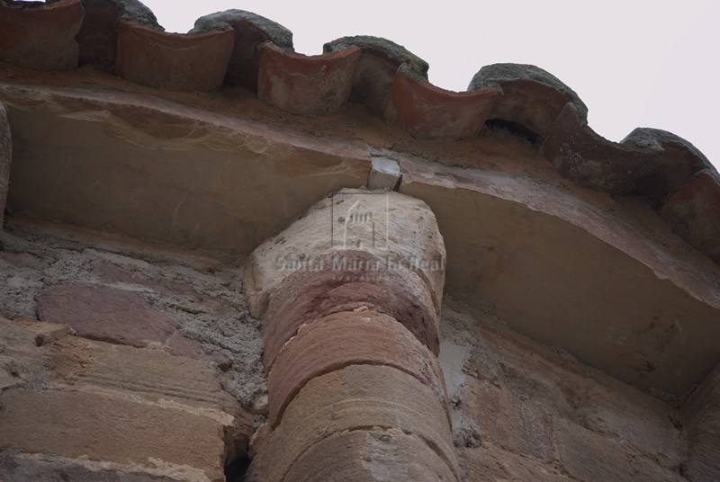 Detalle de una de las columnas del ábside