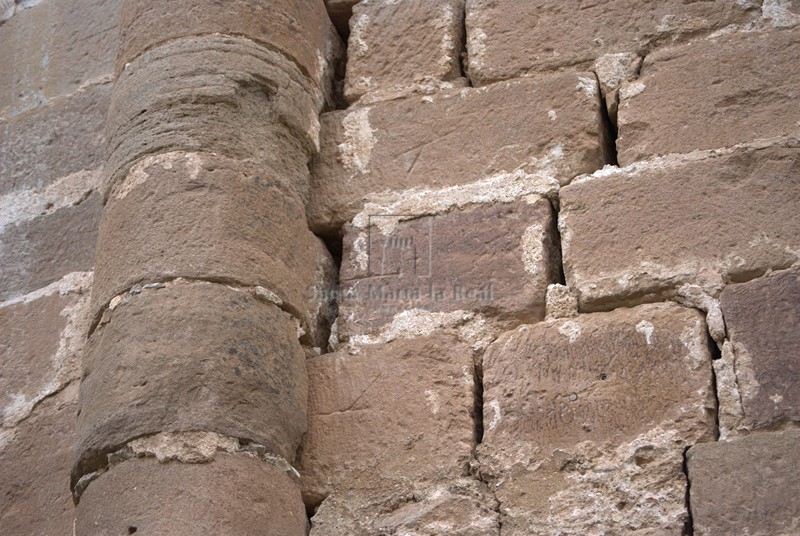 Detalle del paramento del ábside y columna adosada