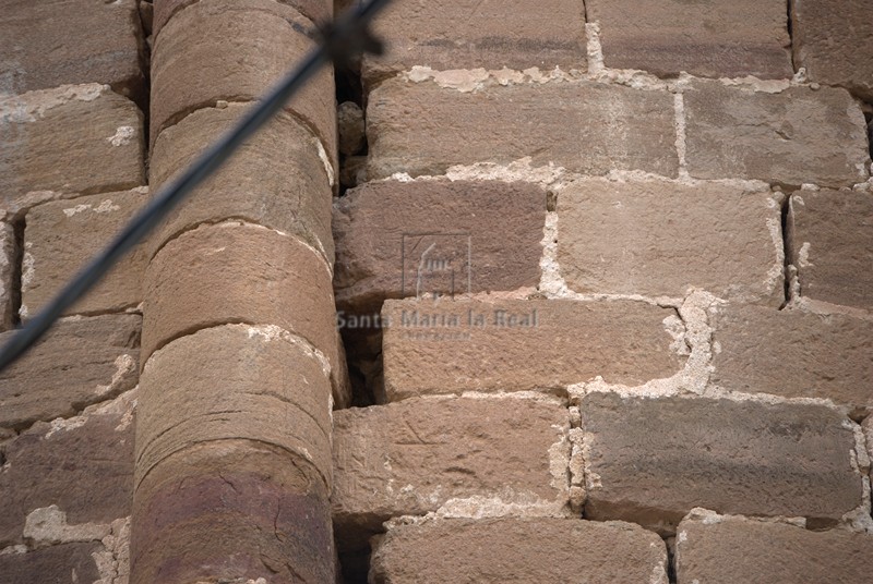 Detalle del fuste de una de las columnas del ábside