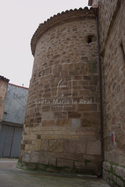 Detalle del ábside desde el lado norte