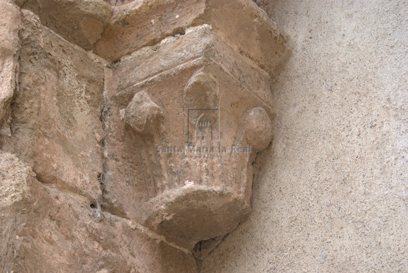 Capitel de la ventana cercana al ábside en el muro sur