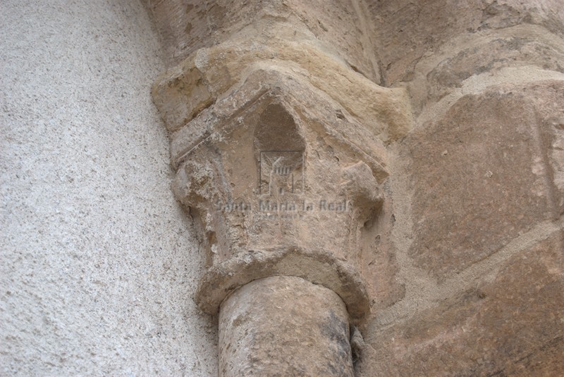 Capitel de una ventana del muro sur