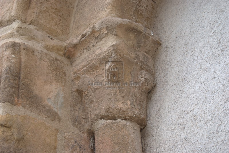 Capitel de una ventana del muro sur