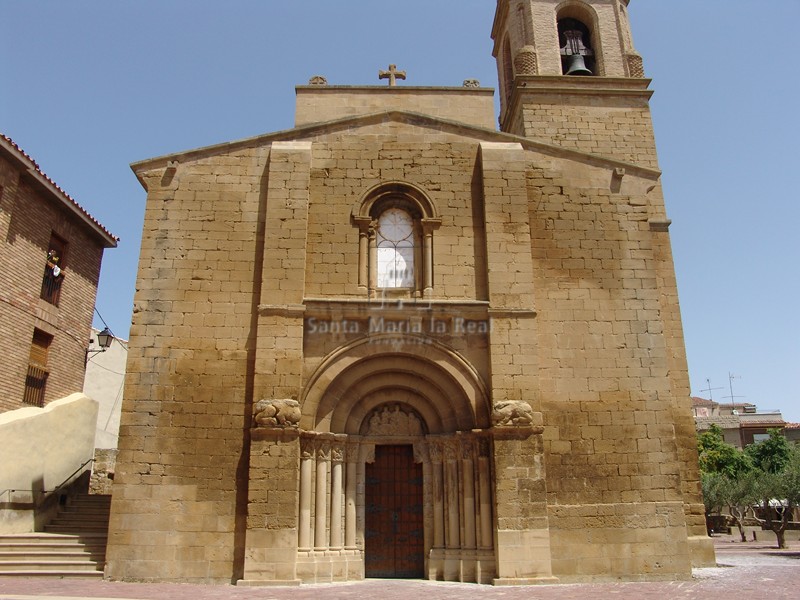 Fachada oeste de la iglesia de San Miguel Arcángel
