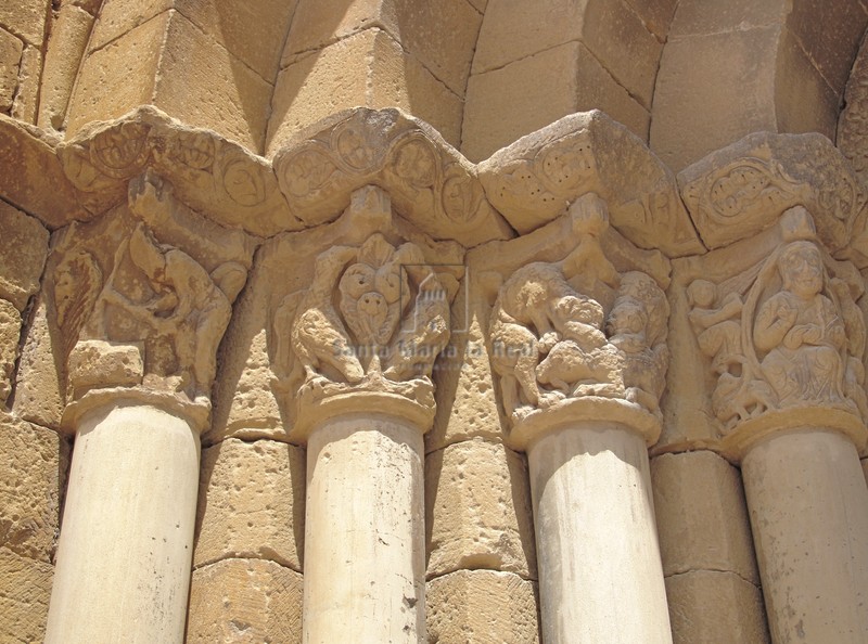 Capiteles del lado de la izquierda de la portada oeste Capiteles del lado de la izquierda de la portada oeste