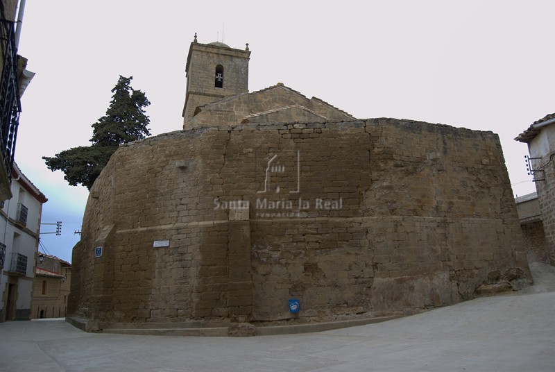 Muro circundante de la iglesia con restos de muralla musulmana