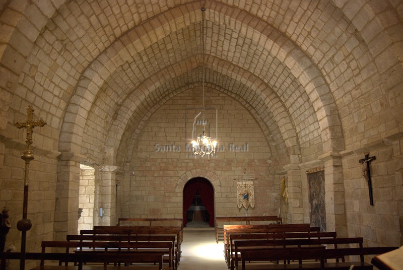 Vista del interior hacia los pies del templo