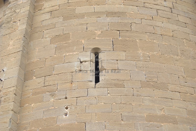 Detalle de un vano aspillado del ábside