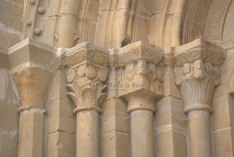 Conjunto de capiteles del lado oriental de la portada norte