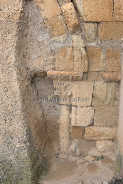 Restos de la antigua portada en el muro sur