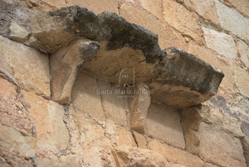 Restos de tejaroz sobre la antigua portada en el muro sur