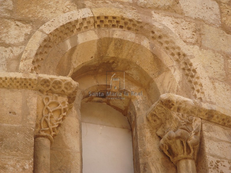 Detalle de la ventana norte del ábside