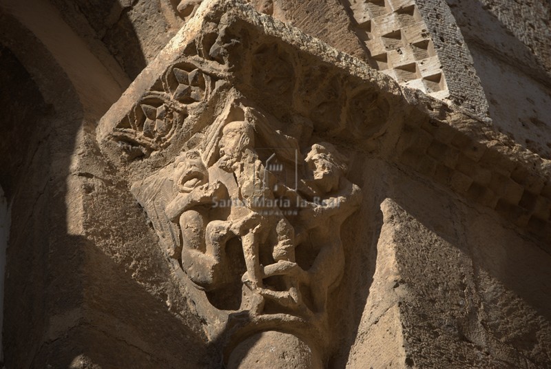 Capitel del lado derecho de la ventana central del ábside Capitel del lado derecho de la ventana central del ábside