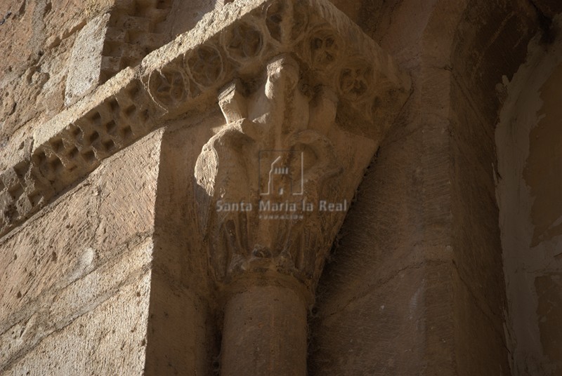 Capitel del lado izquierdo de la ventana central del ábside