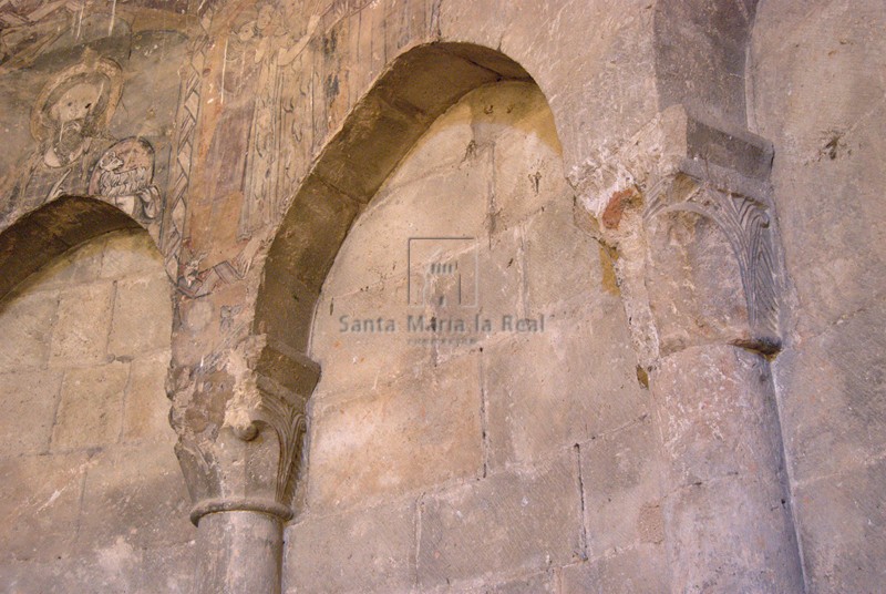 Detalle de los arcos ciegos del ábside