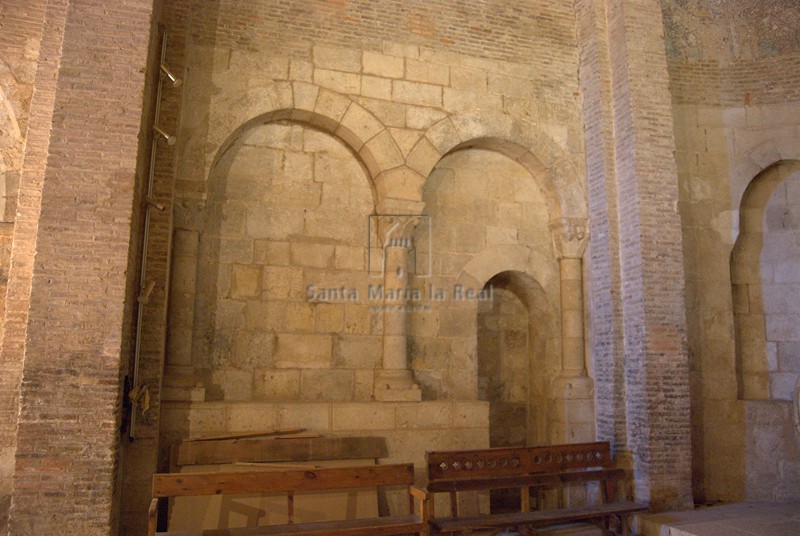 Arcos ciegos del muro norte del presbiterio