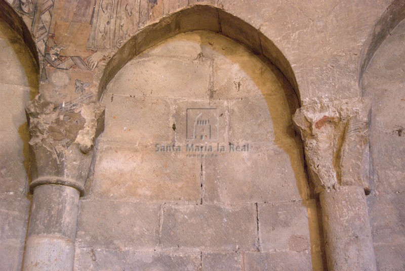 Detalle de los arcos ciegos del ábside